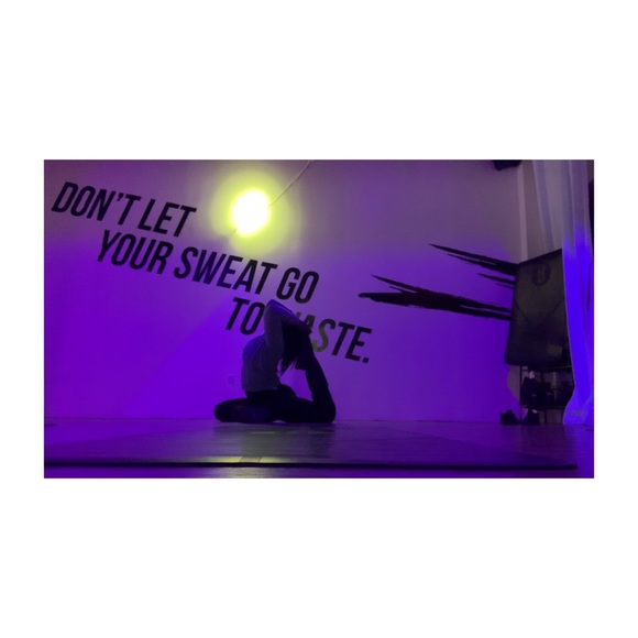 Meet your Posher, Nia - Picture 3 of 7